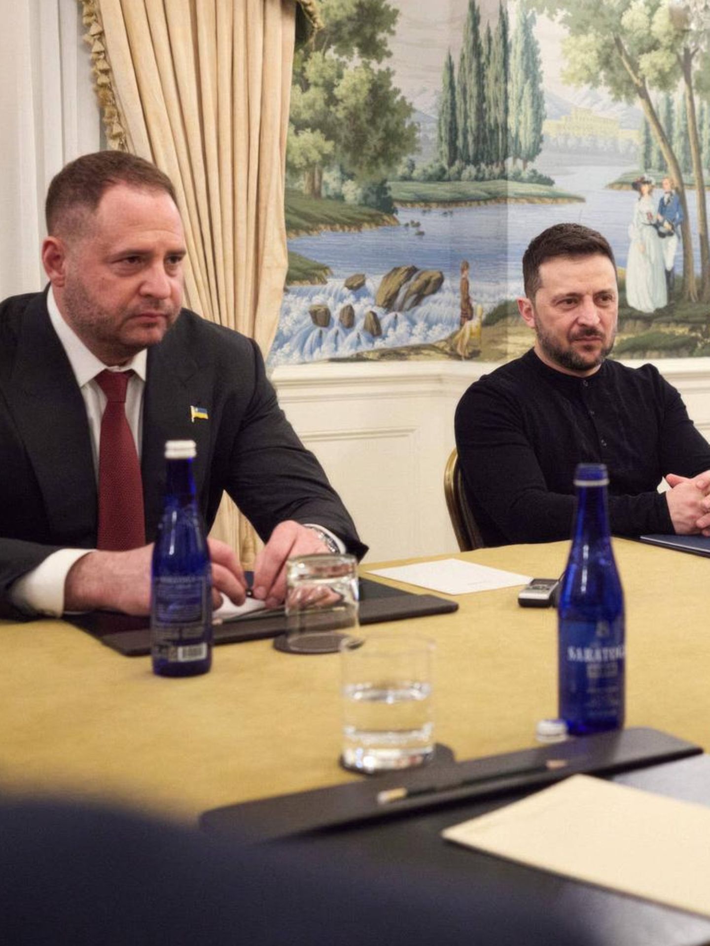 Andrij Jermak (l.) ist in hochrangig besetzten Gesprächen oft für die Ukraine an der Seite von Präsident Selenskyj