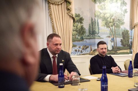 Andrij Jermak (l.) ist in hochrangig besetzten Gesprächen oft für die Ukraine an der Seite von Präsident Selenskyj