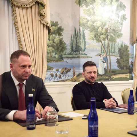 Andrij Jermak (l.) ist in hochrangig besetzten Gesprächen oft für die Ukraine an der Seite von Präsident Selenskyj