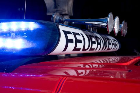 Mit einer Drehleiter retteten die Feuerwehrleute mehrere Menschen aus dem Mehrfamilienhaus. (Symbolbild) Foto: Niklas Treppner/d