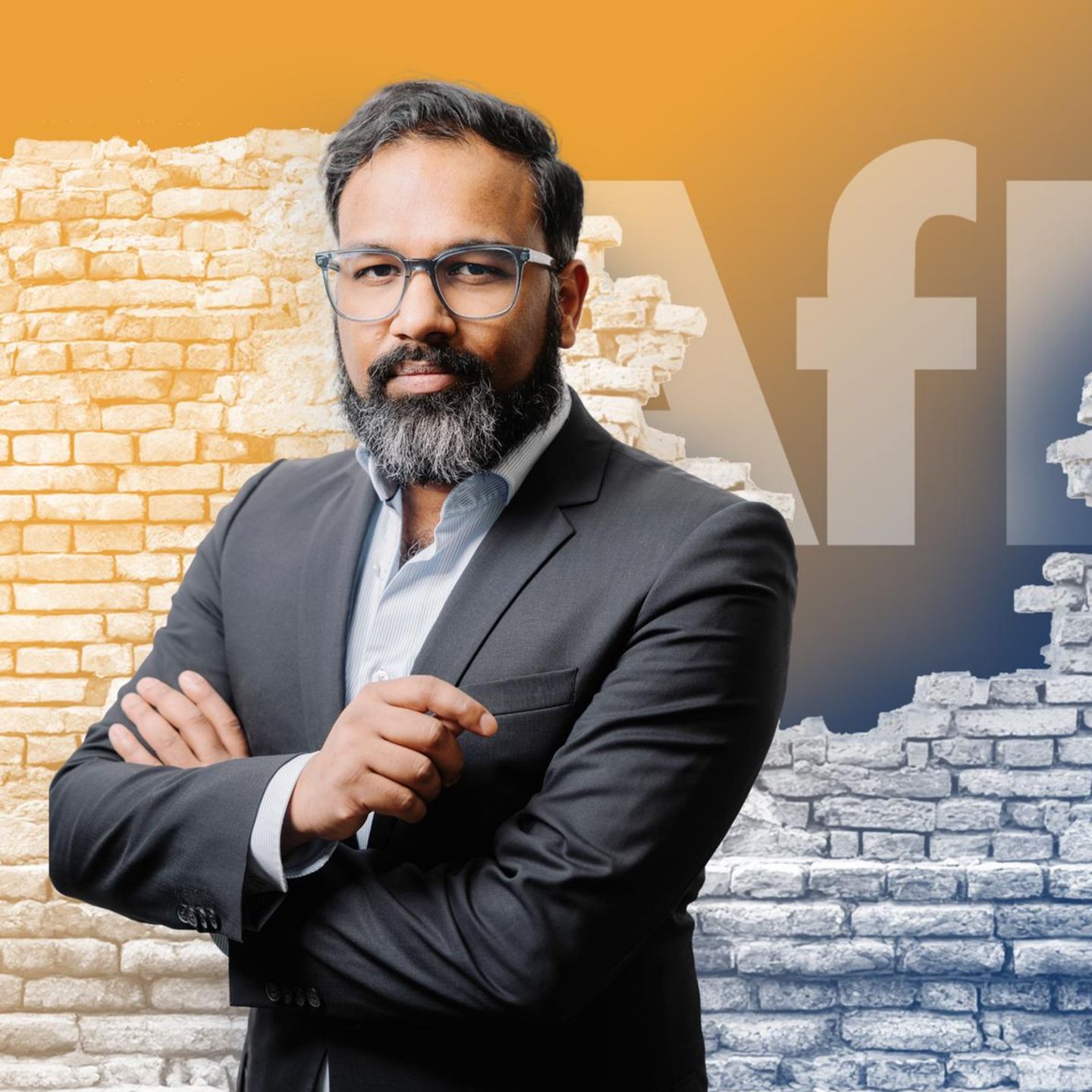 Stephan Anpalagan in einer Fotomontage vor einer stilisierten "Brandmauer"