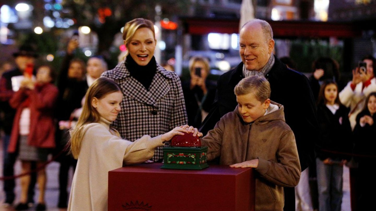 Fürst Albert, Fürstin Charlène und die Zwillinge Jacques und Gabriella haben in Monaco die Weihnachtsbeleuchtung erstrahlen la