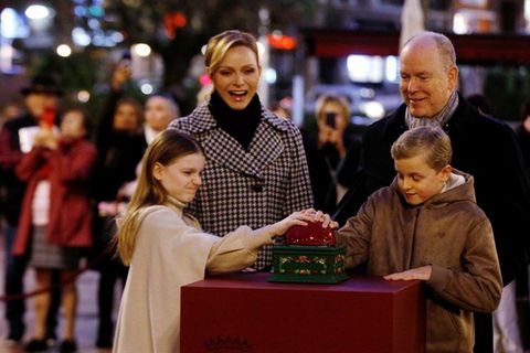 Fürst Albert, Fürstin Charlène und die Zwillinge Jacques und Gabriella haben in Monaco die Weihnachtsbeleuchtung erstrahlen la