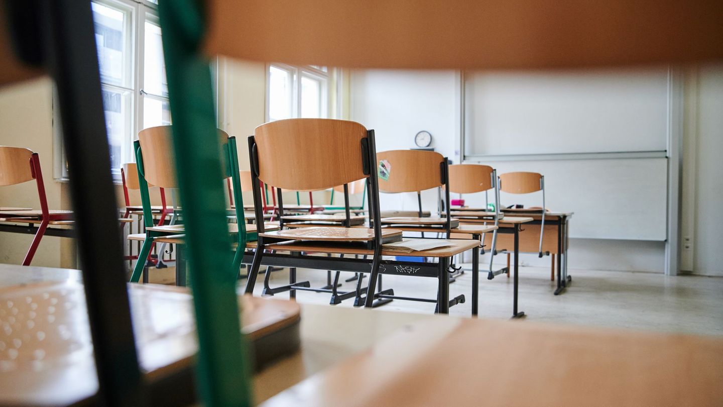 Raus aus der Schule - einige Jugendliche haben in Sachsen-Anhalt keinen anerkannten Abschluss. (Symbolbild) Foto: Annette Riedl/