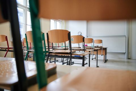 Raus aus der Schule - einige Jugendliche haben in Sachsen-Anhalt keinen anerkannten Abschluss. (Symbolbild) Foto: Annette Riedl/