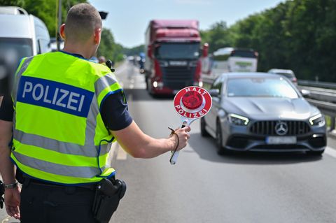 Die Grenzkontrollen zwischen Deutschland und Polen auf der A12 sorgen für Staus. Gegen Ende Jahres soll eine neue Verkehrsführun