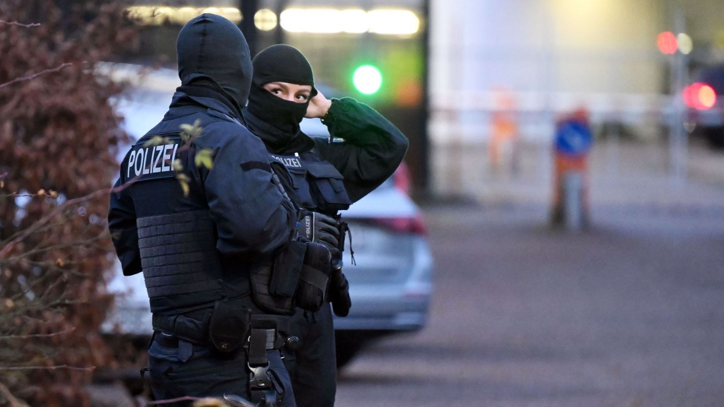 Beamte vor der Haftvorführung des mutmaßlichen Drahtziehers der Anschläge auf die Gasleitung Nord-Stream. Foto: Uli Deck/dpa