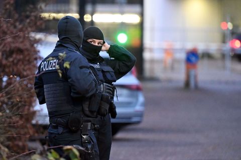 Beamte vor der Haftvorführung des mutmaßlichen Drahtziehers der Anschläge auf die Gasleitung Nord-Stream. Foto: Uli Deck/dpa