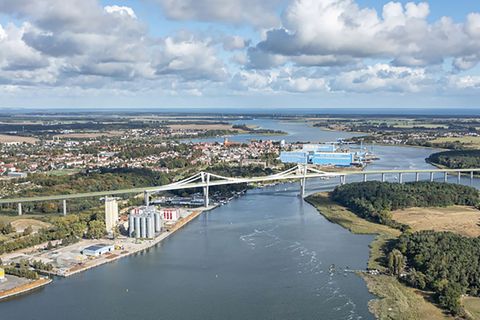 So soll die neue Brücke über dem Peenestrom aussehen. Foto: Landesamt für Straßenbau und Verkehr Mecklenburg-Vorpommern/dpa