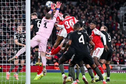 Manuel Neuer (l) sah bei zwei Gegentreffern gegen Arsenal nicht gut aus. Foto: Sven Hoppe/dpa