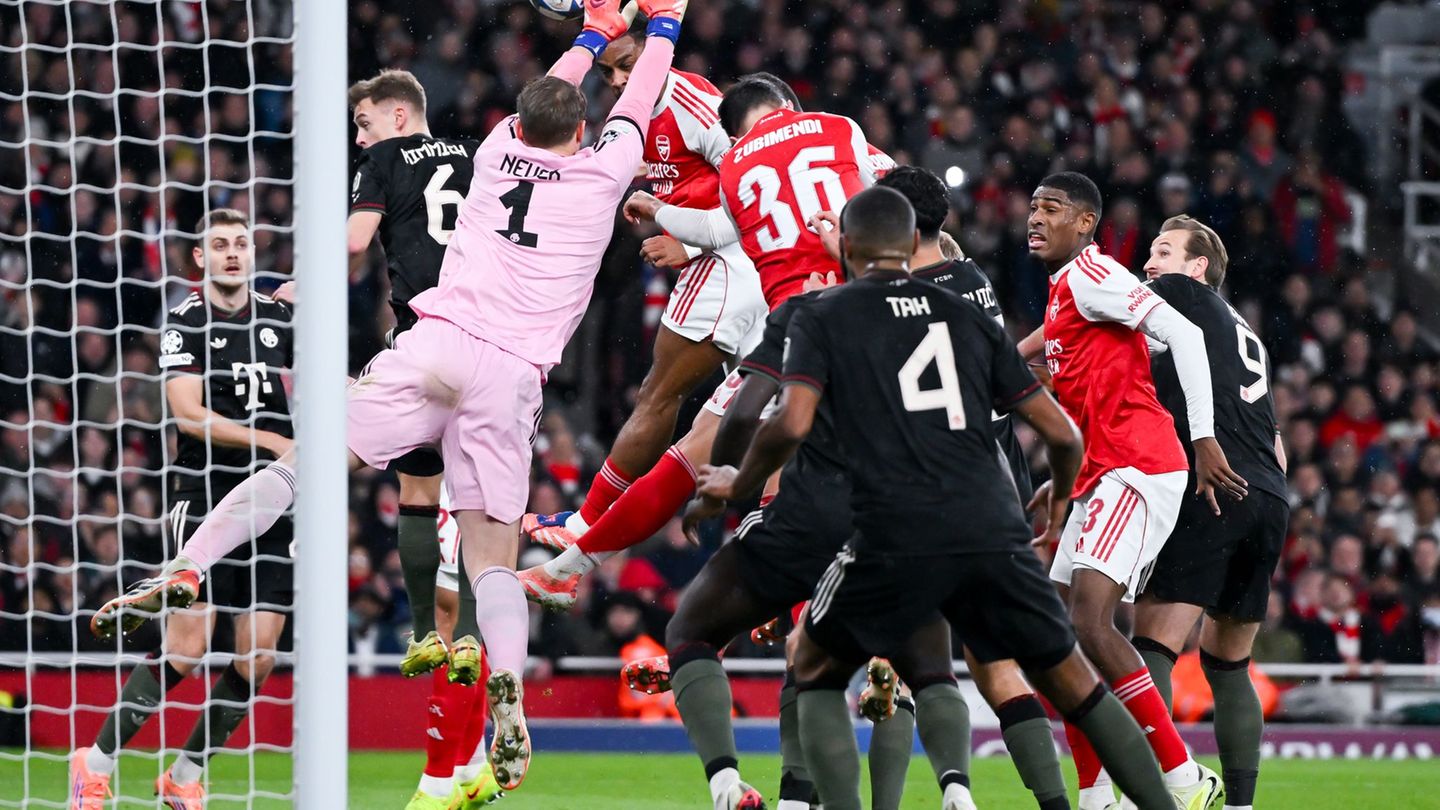 Manuel Neuer (l) sah bei zwei Gegentreffern gegen Arsenal nicht gut aus. Foto: Sven Hoppe/dpa