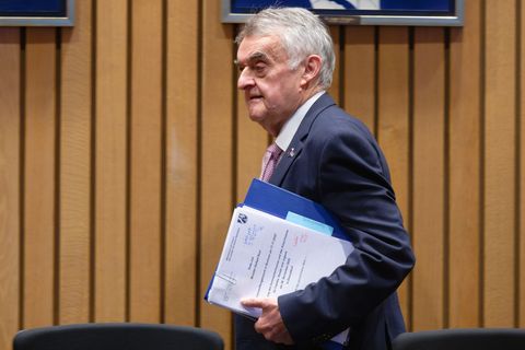 NRW-Innenminister Herbert Reul äußerte sich zum Vorfall in Bochum, bei dem ein Schuss auf eine Zwölfjährige fiel. Foto: Henning