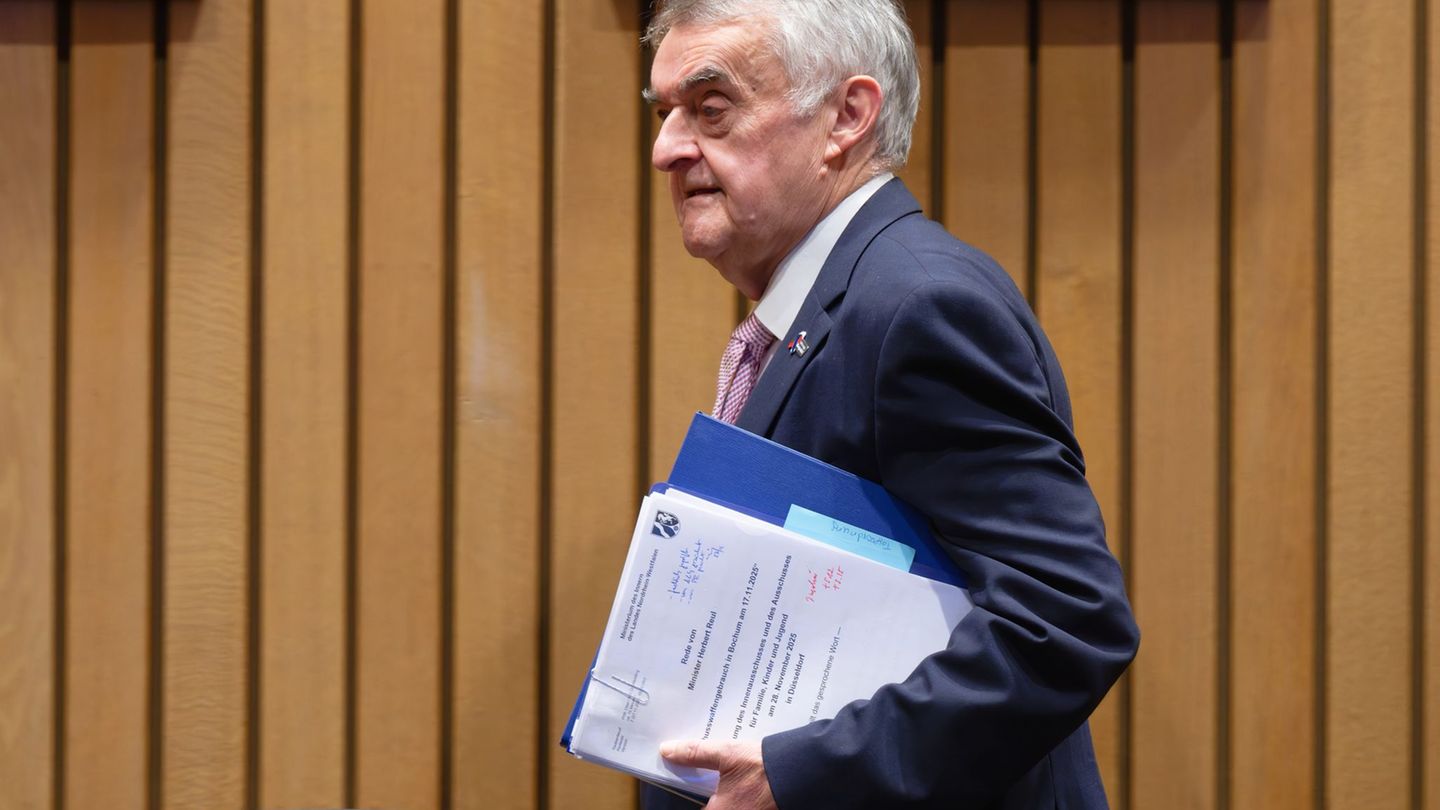 NRW-Innenminister Herbert Reul äußerte sich zum Vorfall in Bochum, bei dem ein Schuss auf eine Zwölfjährige fiel. Foto: Henning