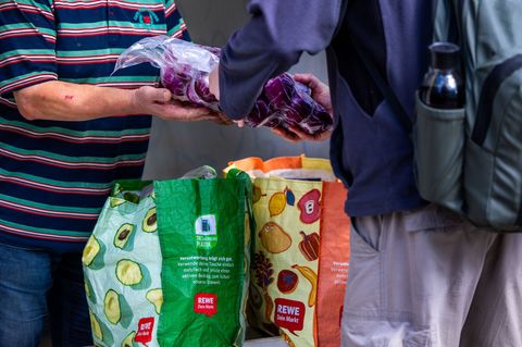 Aktuell suchen nach Angaben der Organisation etwa 1,5 Millionen Menschen regelmäßig die Tafeln auf. (Archivbild) Foto: Jens Bütt