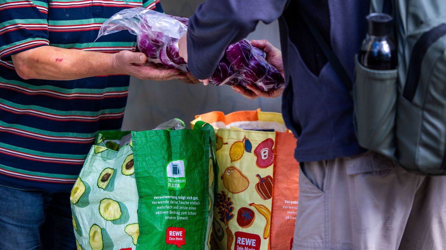 Aktuell suchen nach Angaben der Organisation etwa 1,5 Millionen Menschen regelmäßig die Tafeln auf. (Archivbild) Foto: Jens Bütt