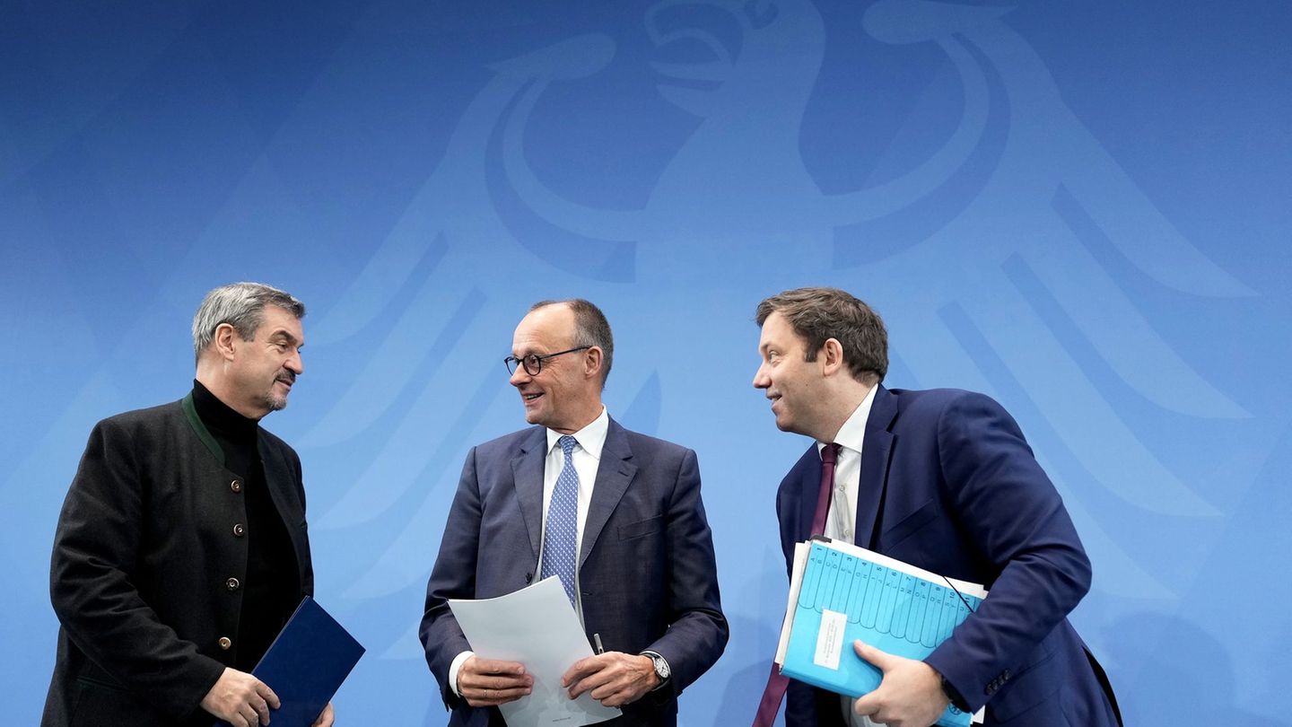 CDU-Chef Merz, SPD-Chef Klingbeil und CSU-Chef Söder loben am Morgen danach ihre eigenen Beschlüsse. Foto: Michael Kappeler/dpa