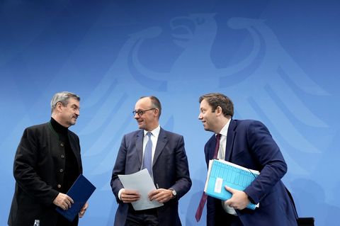 CDU-Chef Merz, SPD-Chef Klingbeil und CSU-Chef Söder loben am Morgen danach ihre eigenen Beschlüsse. Foto: Michael Kappeler/dpa