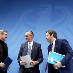 CDU-Chef Merz, SPD-Chef Klingbeil und CSU-Chef Söder loben am Morgen danach ihre eigenen Beschlüsse. Foto: Michael Kappeler/dpa