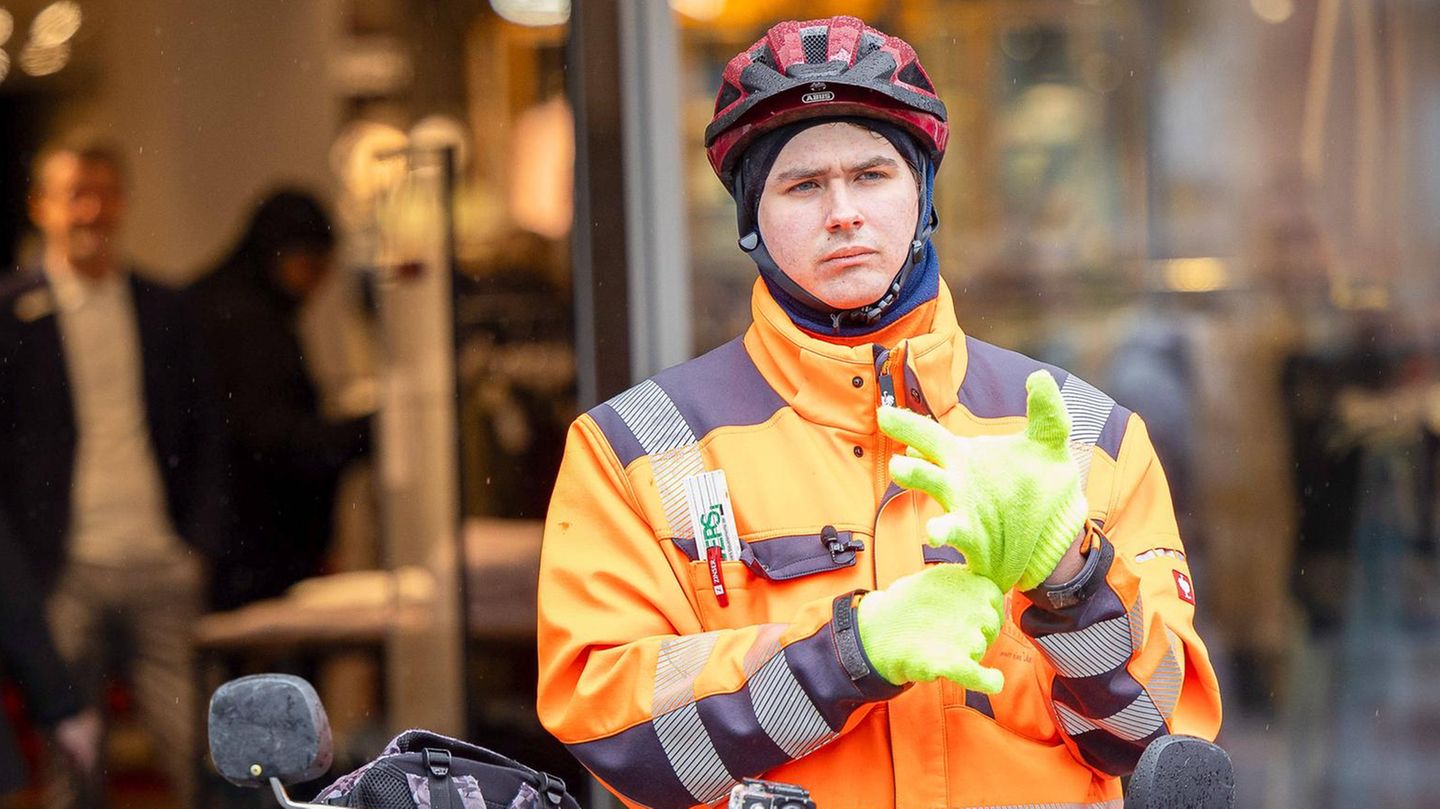 Anzeigenhauptmeister mit Warnweste