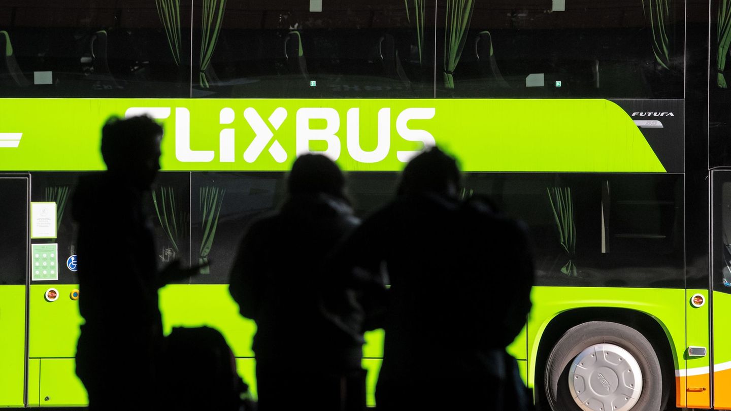 Der 25-Jährige fiel durch sein aggressives Verhalten im Flixbus auf. (Symbolbild) Foto: Sven Hoppe/dpa