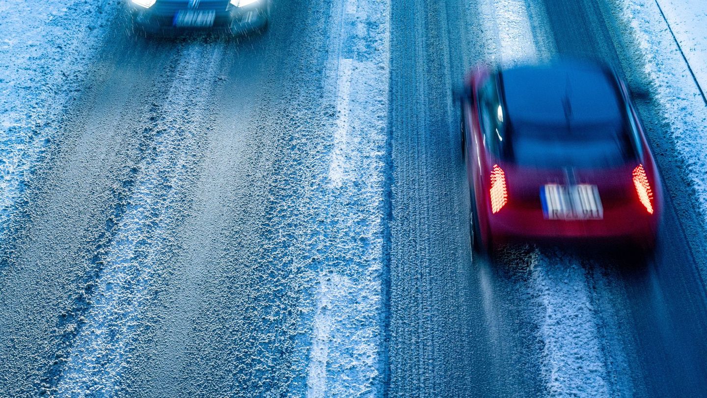 Autofahrer müssen sich zum Wochenende auf glatte Straßen einstellen. (Symbolbild) Foto: Armin Weigel/dpa