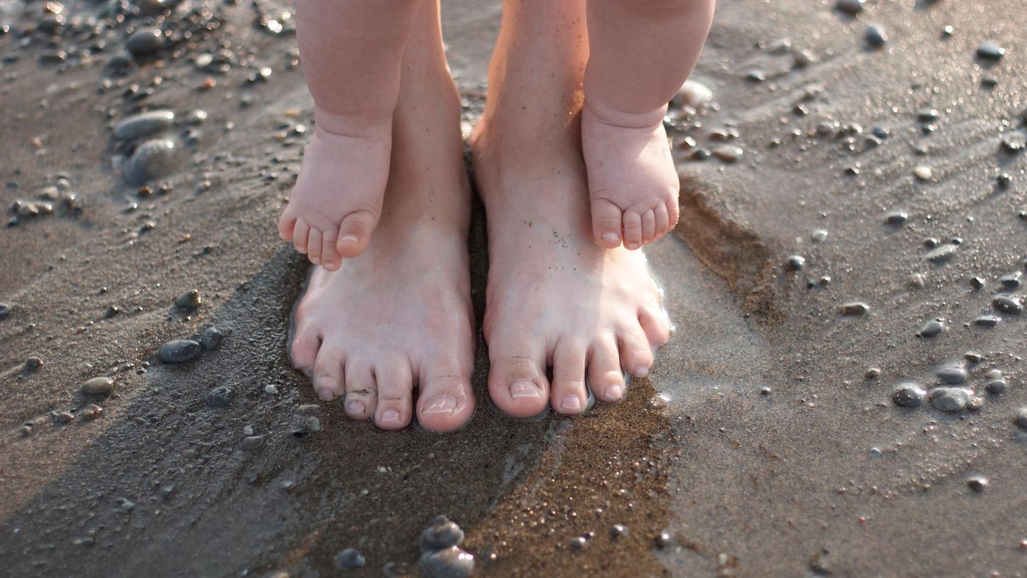 Füße im nassen Sand