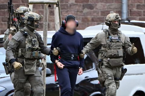 Nach der Haftprüfung beim Bundesgerichtshof in Karlsruhe wird eine Person zu einem Hubschrauber gebracht. Foto: Uli Deck/dpa