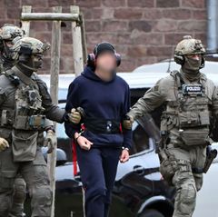 Nach der Haftprüfung beim Bundesgerichtshof in Karlsruhe wird eine Person zu einem Hubschrauber gebracht. Foto: Uli Deck/dpa