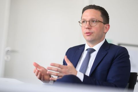 Als OB in Wolfsburg würde Falko Mohrs in die Fußstapfen seines Vaters Klaus treten. (Archivbild) Foto: Julian Stratenschulte/dpa