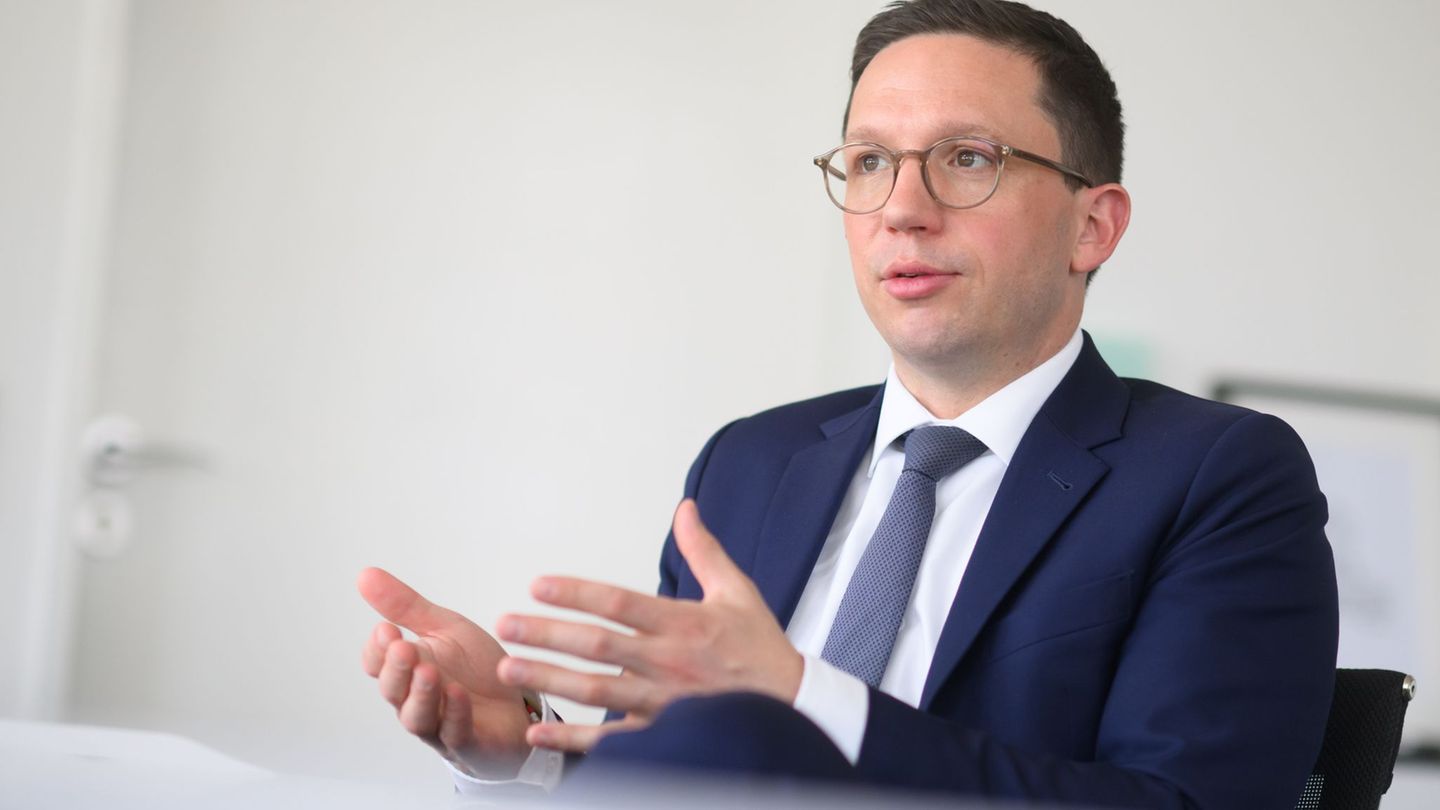 Als OB in Wolfsburg würde Falko Mohrs in die Fußstapfen seines Vaters Klaus treten. (Archivbild) Foto: Julian Stratenschulte/dpa