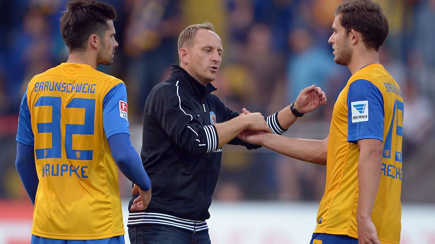 Wiedersehen in Braunschweig: Ex-Coach Torsten Lieberknecht (M) trainiert jetzt den nächsten Gegner 1. FC Kaiserslautern. Dennis
