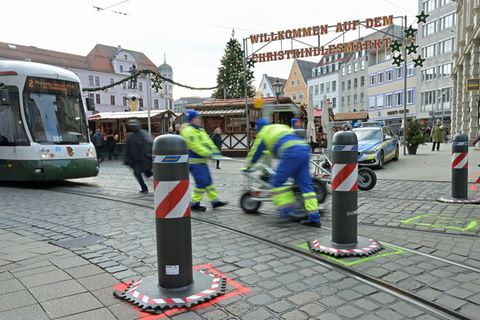 Die Poller sollen Besitzer des Augsburger Christkindlesmarkts schützen. Foto: Malin Wunderlich/dpa