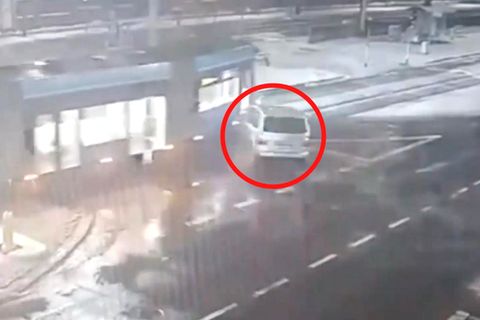 Fluchtauto rast in Straßenbahn