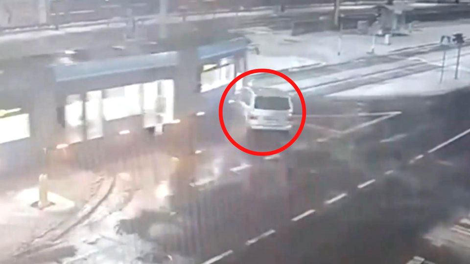 Fluchtauto rast in Straßenbahn
