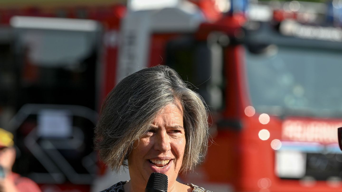 Sachsen-Anhalts Innenministerin Tamara Zieschang (CDU) warnt vor Brandgefahren in der Adventszeit. (Archivbild) Foto: Heiko Rebs