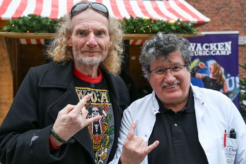 Wacken-Mitgründer Holger Hübner und ZTB-Direktor Axel Pruß warben gemeinsam für das Blutspende-Event. Foto: Jens Kalaene/dpa