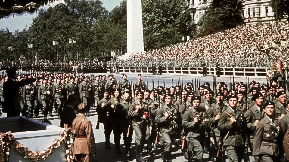 Adolf Hitler (links am Bildrand) nimmt nach Beendigung des Spanischen Bürgerkriegs die Parade der Legion Condor in Berlin ab