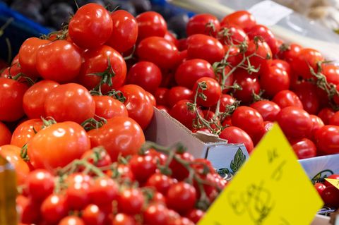 Verbraucher spüren beim Einkauf die gestiegenen Lebensmittelpreise. Foto: Boris Roessler/dpa
