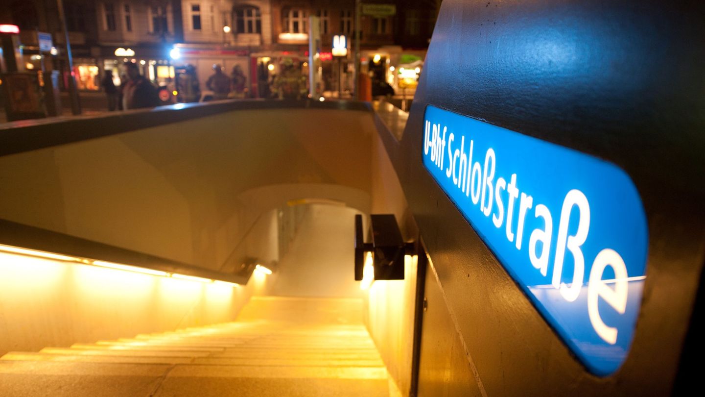 Feuerwehreinsatz: Rauchentwicklung am U-Bahnhof Schloßstraße