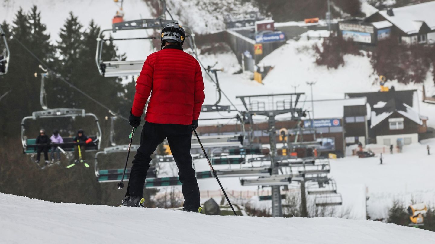 Schon rund ein Dutzend Lifte standen am Freitag vor dem ersten Adventswochenende zur Verfügung. Foto: Oliver Berg/dpa