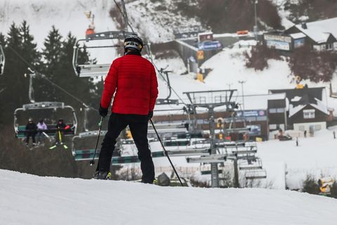Schon rund ein Dutzend Lifte standen am Freitag vor dem ersten Adventswochenende zur Verfügung. Foto: Oliver Berg/dpa