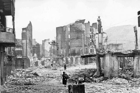 Zwei Menschen irren nach dem Angriff durch das von deutschen und italienischen Bombern heimgesuchte Guernica