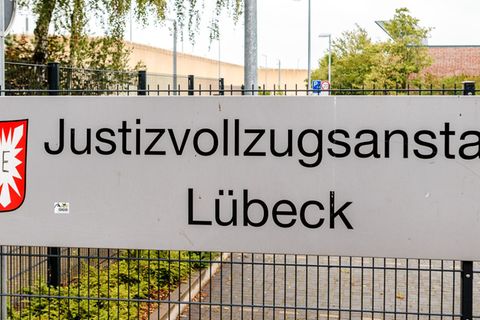 Ein Mann ist im Lübecker Gefängnis tot aufgefunden worden. (Symbolbild) Foto: Markus Scholz/dpa