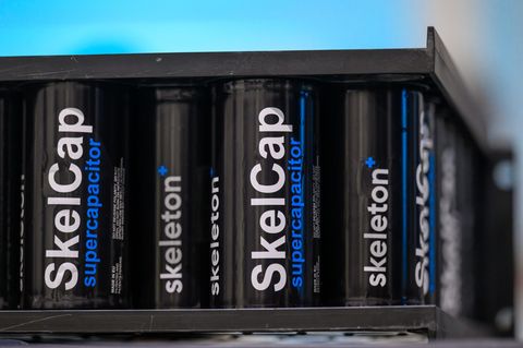 Nahe Leipzig werden Superkondensatoren hergestellt, die zur Stabilisierung des europäischen Stromnetzes und der KI-Infrastruktur