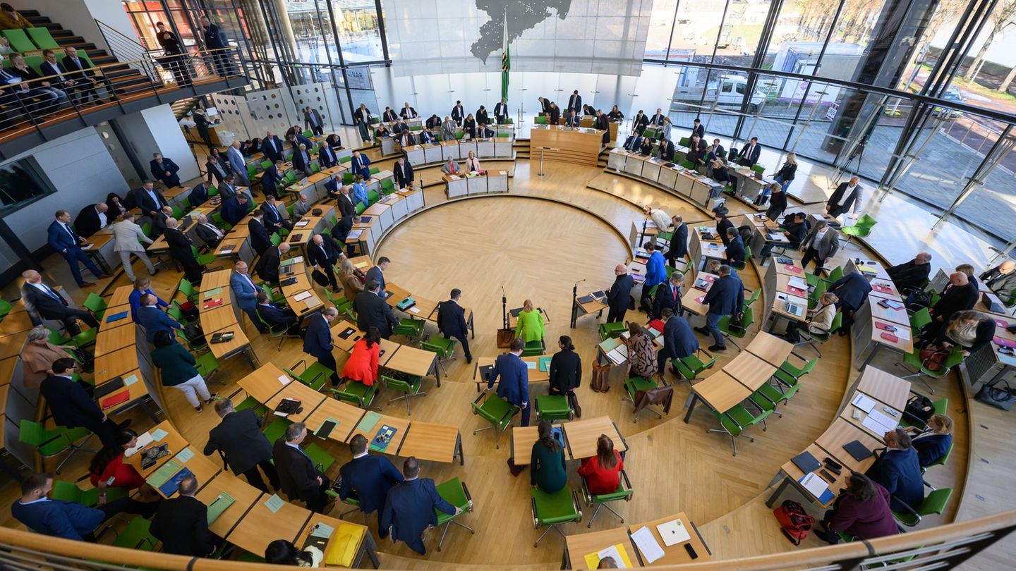 Die Diäten der 120 Abgeordneten im Sächsischen Landtag könnten 2026 erneut steigen (Archivbild). Foto: Robert Michael/dpa