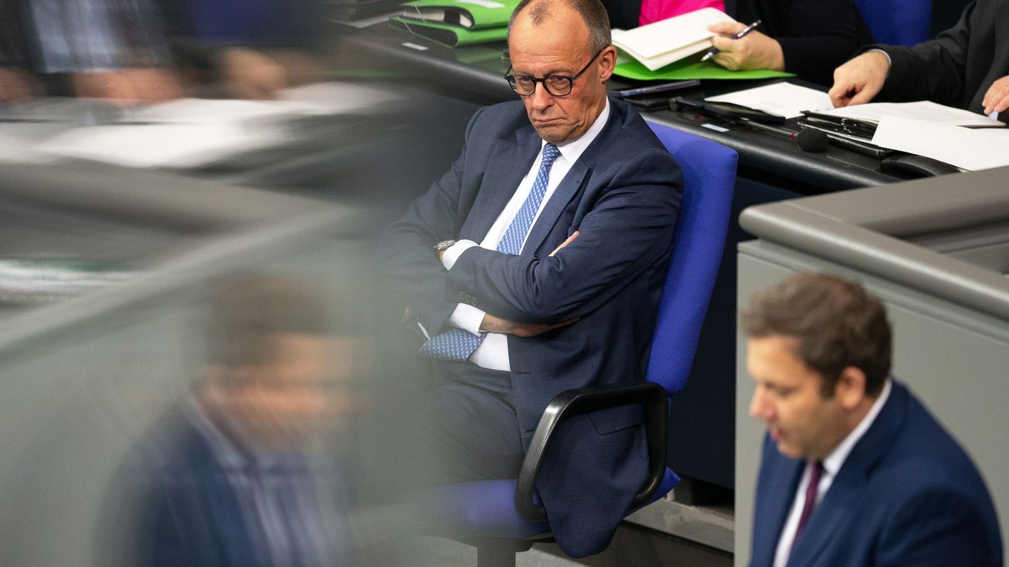 Kanzler Friedrich Merz (l.) und Finanzminister Lars Klingbeil im Bundestag