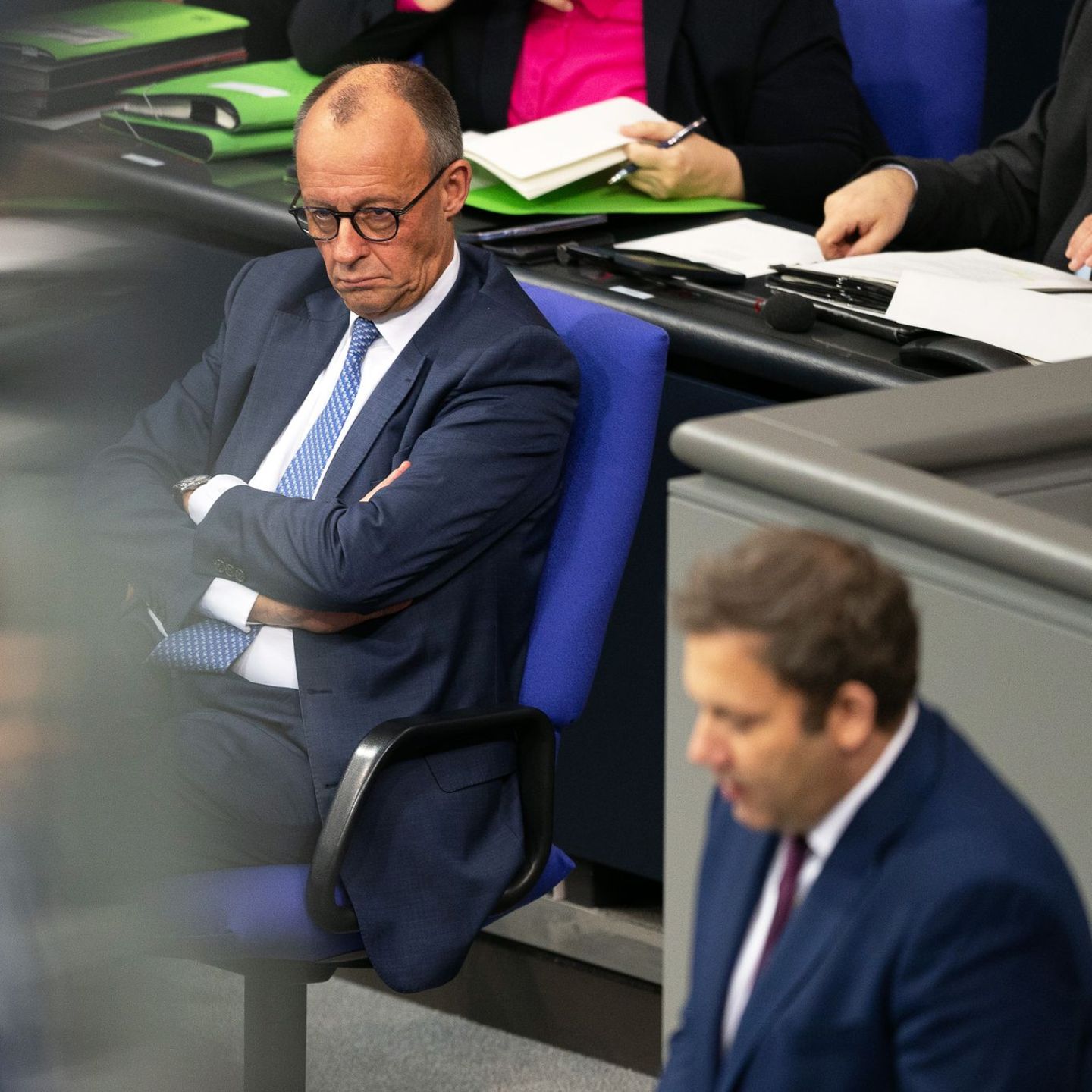 Kanzler Friedrich Merz (l.) und Finanzminister Lars Klingbeil im Bundestag