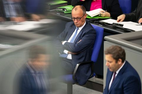 Kanzler Friedrich Merz (l.) und Finanzminister Lars Klingbeil im Bundestag
