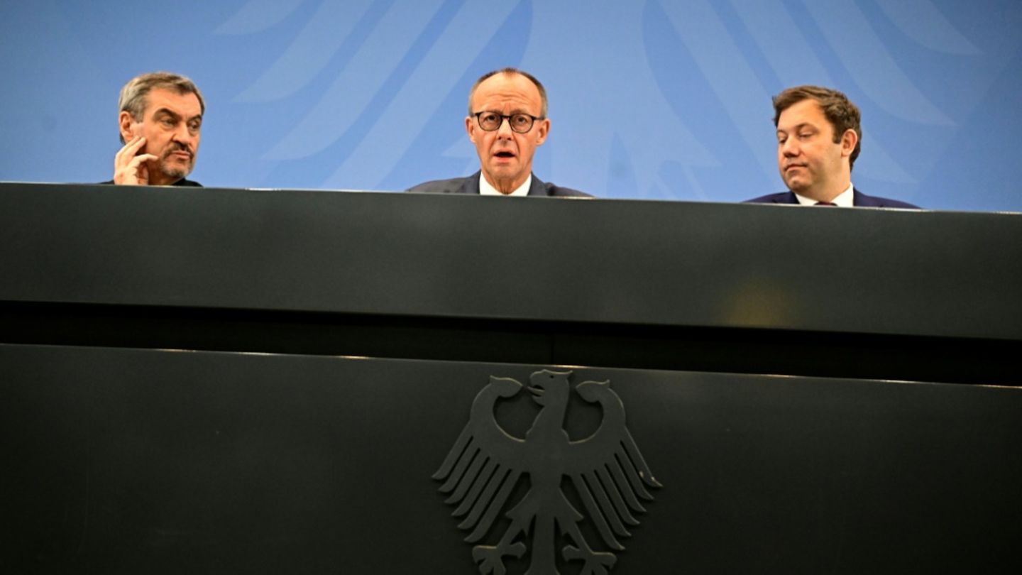 Kanzler Merz (M.) und Koalitionsspitzen