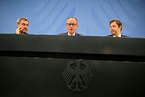 Kanzler Merz (M.) und Koalitionsspitzen